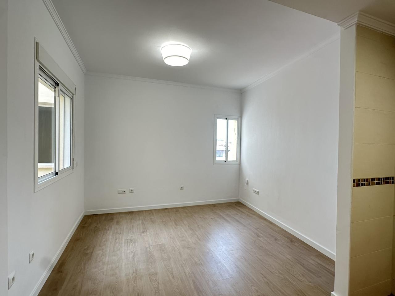 مجمع من طابقين في ملقة