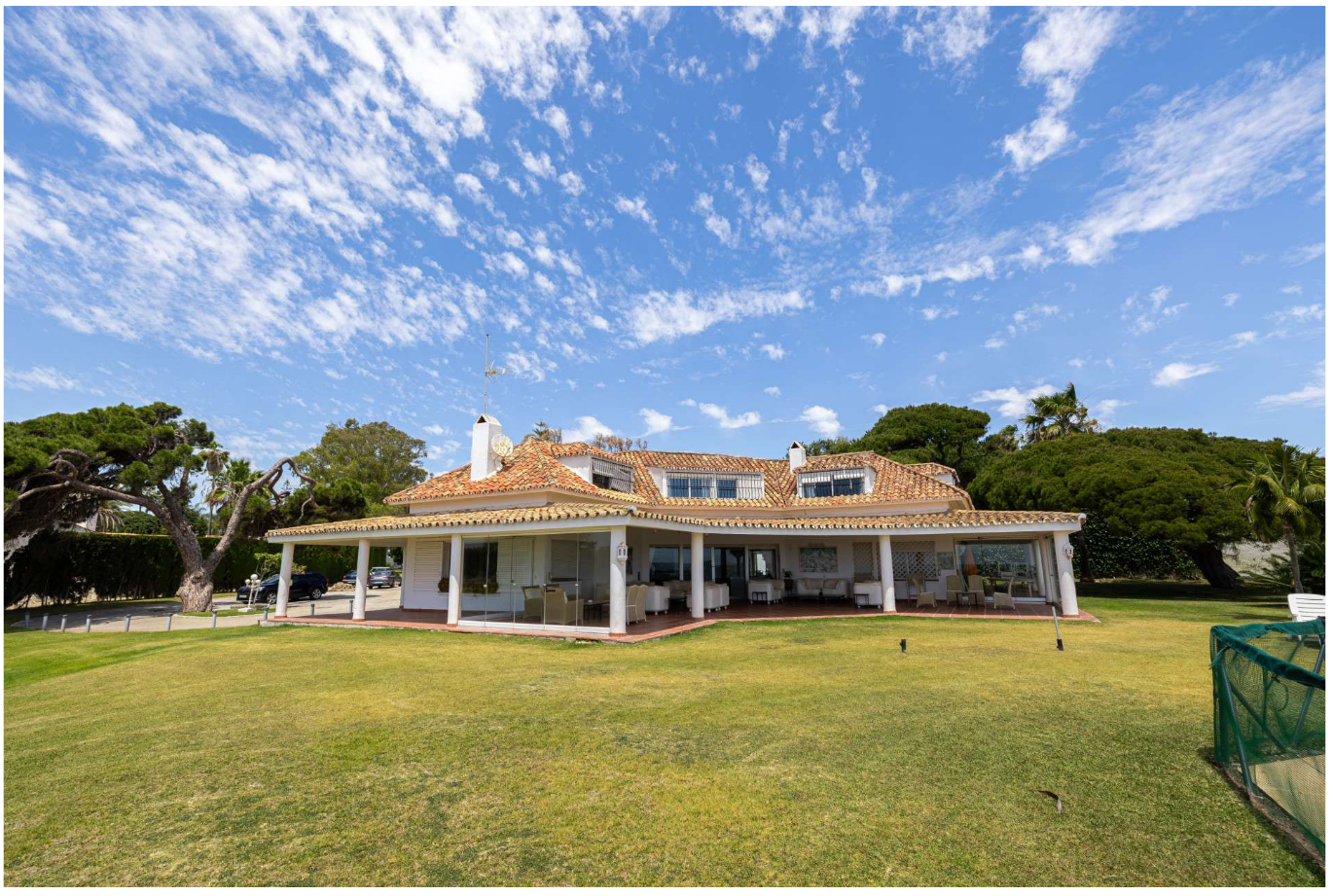 Exclusiva Mansión en Primera Línea de Playa, Marbella