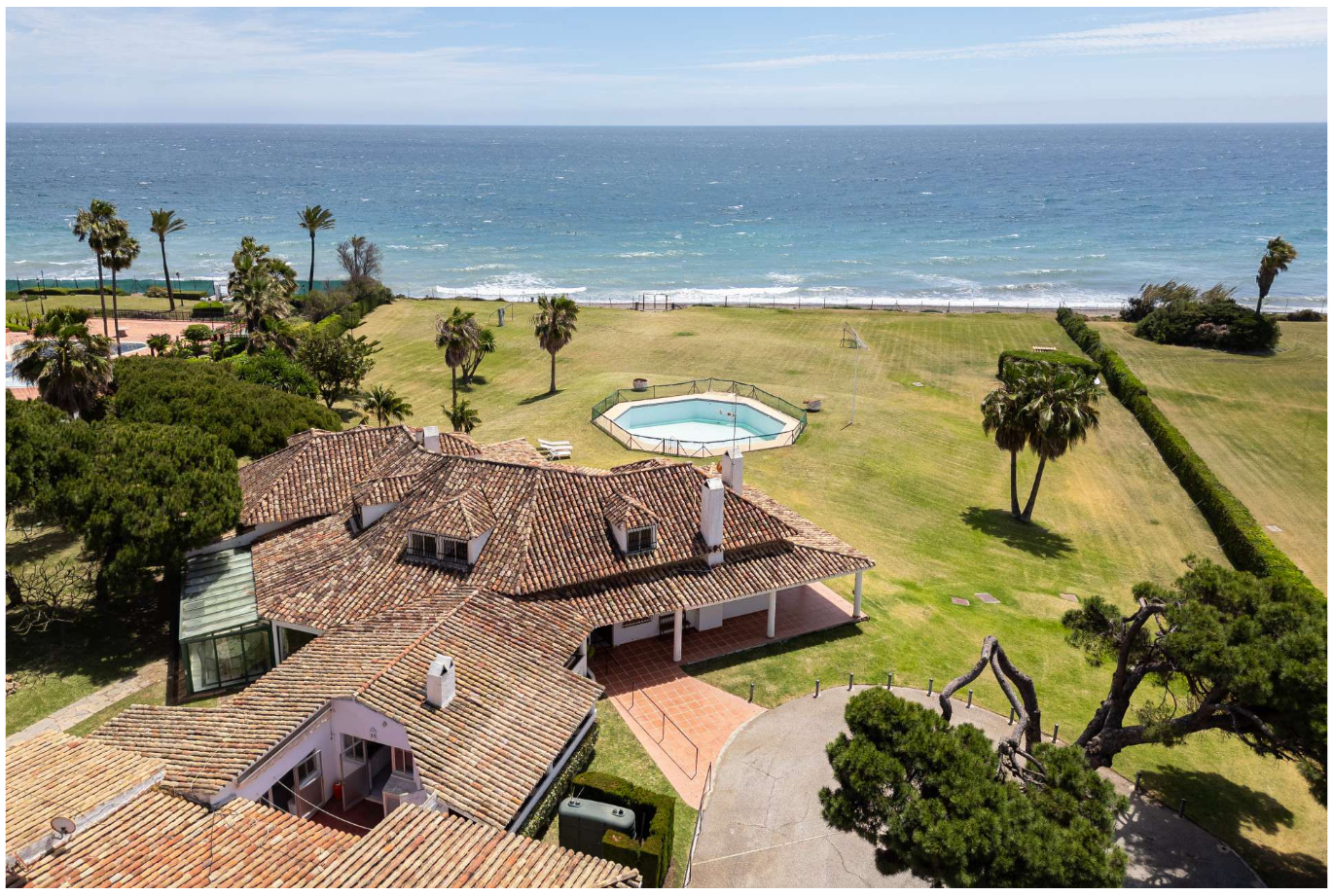 Exclusiva Mansión en Primera Línea de Playa, Marbella