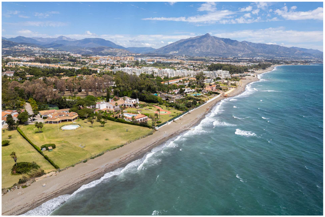 Exclusiva Mansión en Primera Línea de Playa, Marbella