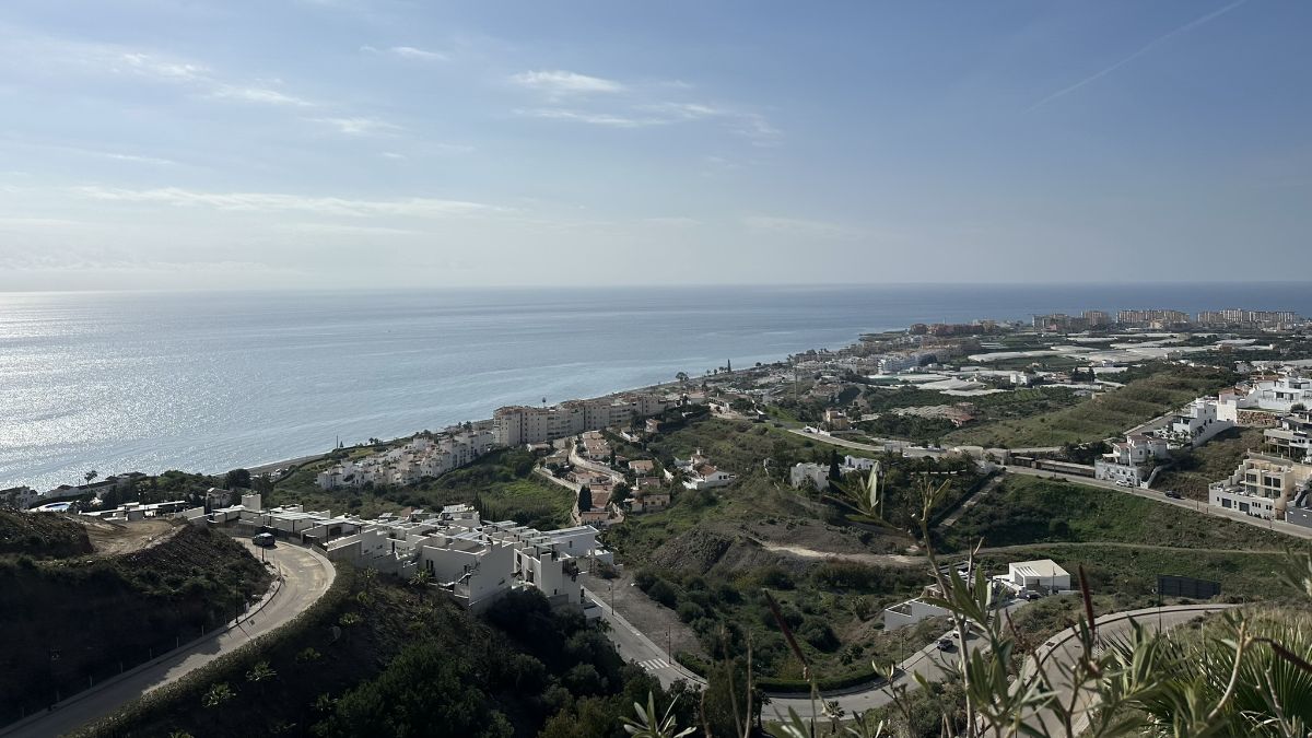 Se encuentra en una de las zonas más envidiadas de la costa oriental de Málaga, Torrox