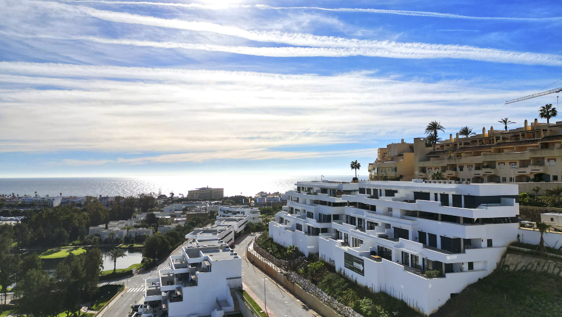 Impresionantes vistas al mar en un entorno vibrante – La Cala de Mijas