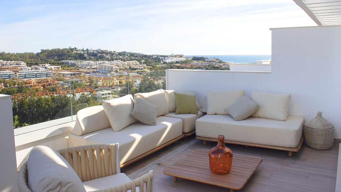 Impresionantes vistas al mar en un entorno vibrante – La Cala de Mijas