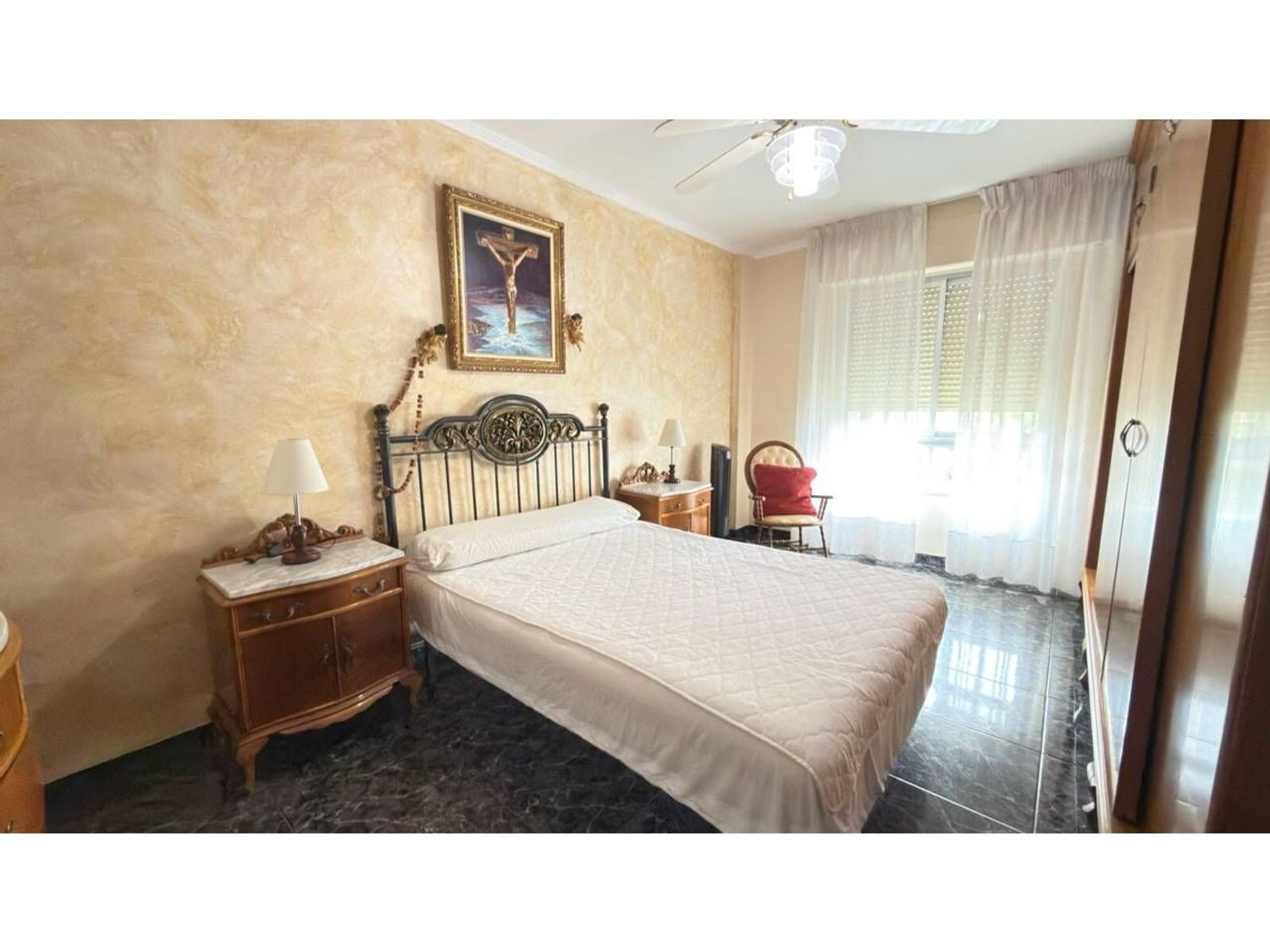 Elegante piso reformado con piscina y pista de pádel en Velez-Málaga