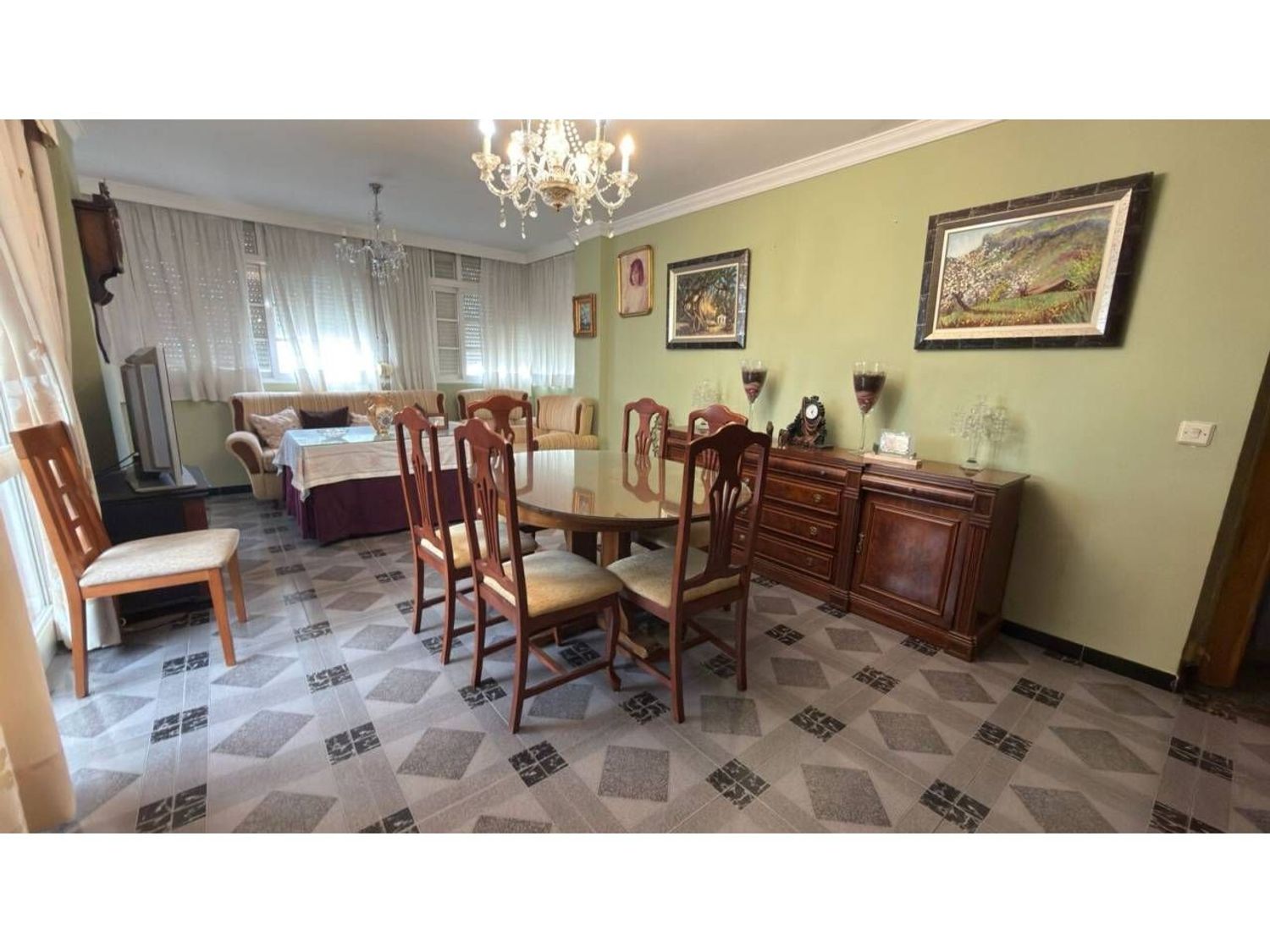 Elegante piso reformado con piscina y pista de pádel en Velez-Málaga