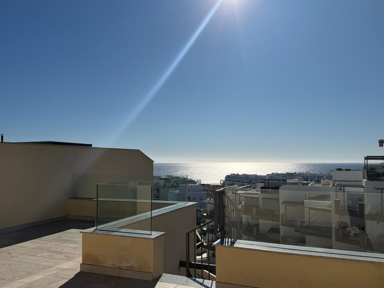Exclusivo ático con solárium privado y piscina en El Morche (Torrox)