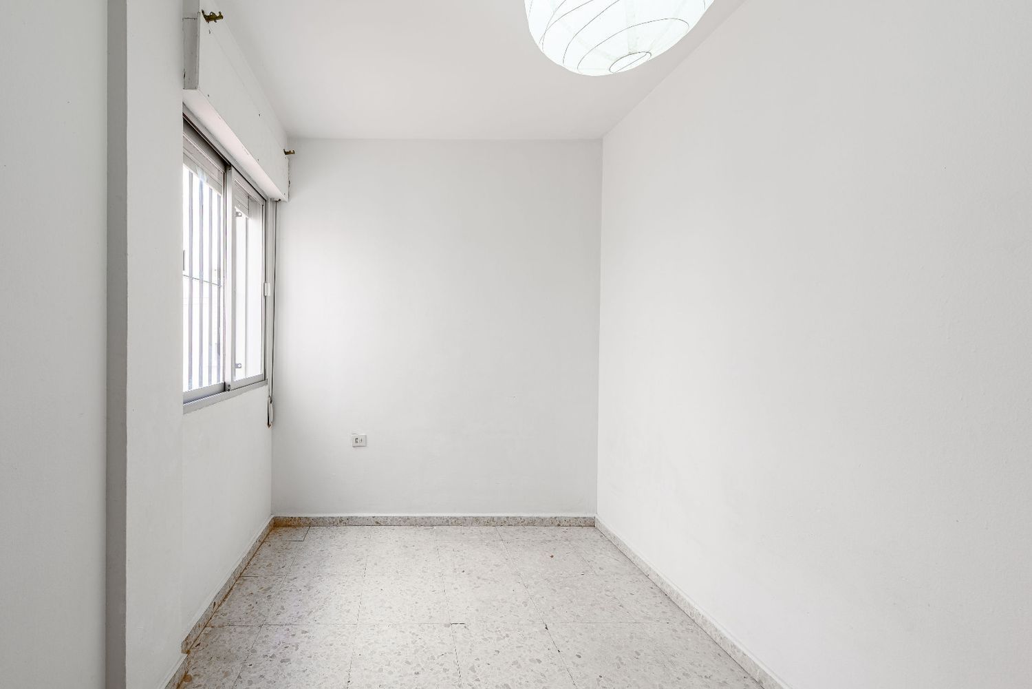 Un hogar luminoso, espacioso y lleno de posibilidades en una de las zonas más agradables de Caleta de Vélez.
