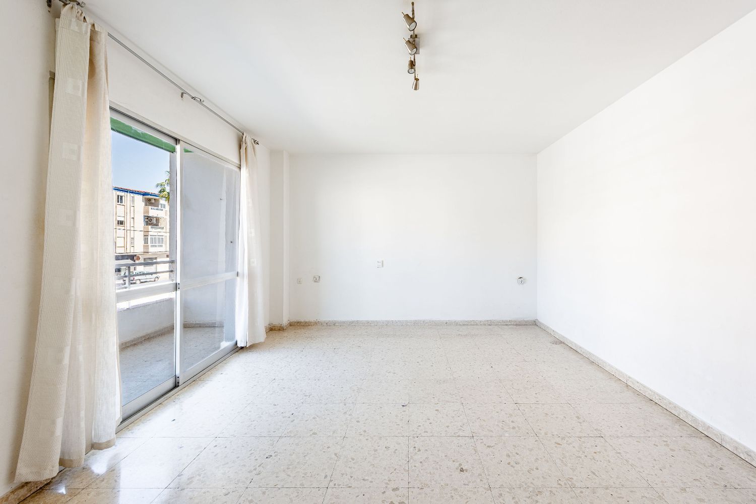 Un hogar luminoso, espacioso y lleno de posibilidades en una de las zonas más agradables de Caleta de Vélez.