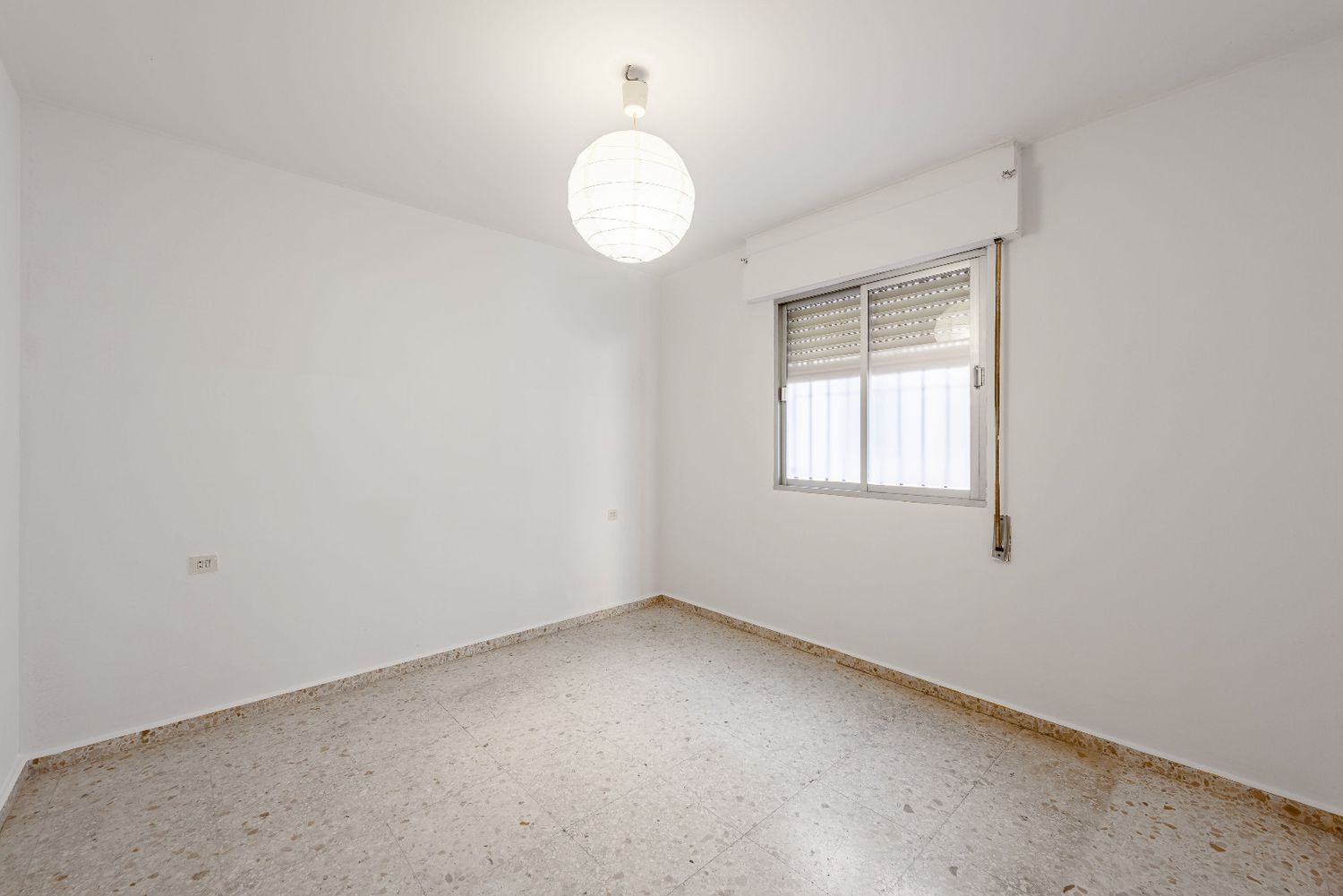 Un hogar luminoso, espacioso y lleno de posibilidades en una de las zonas más agradables de Caleta de Vélez.
