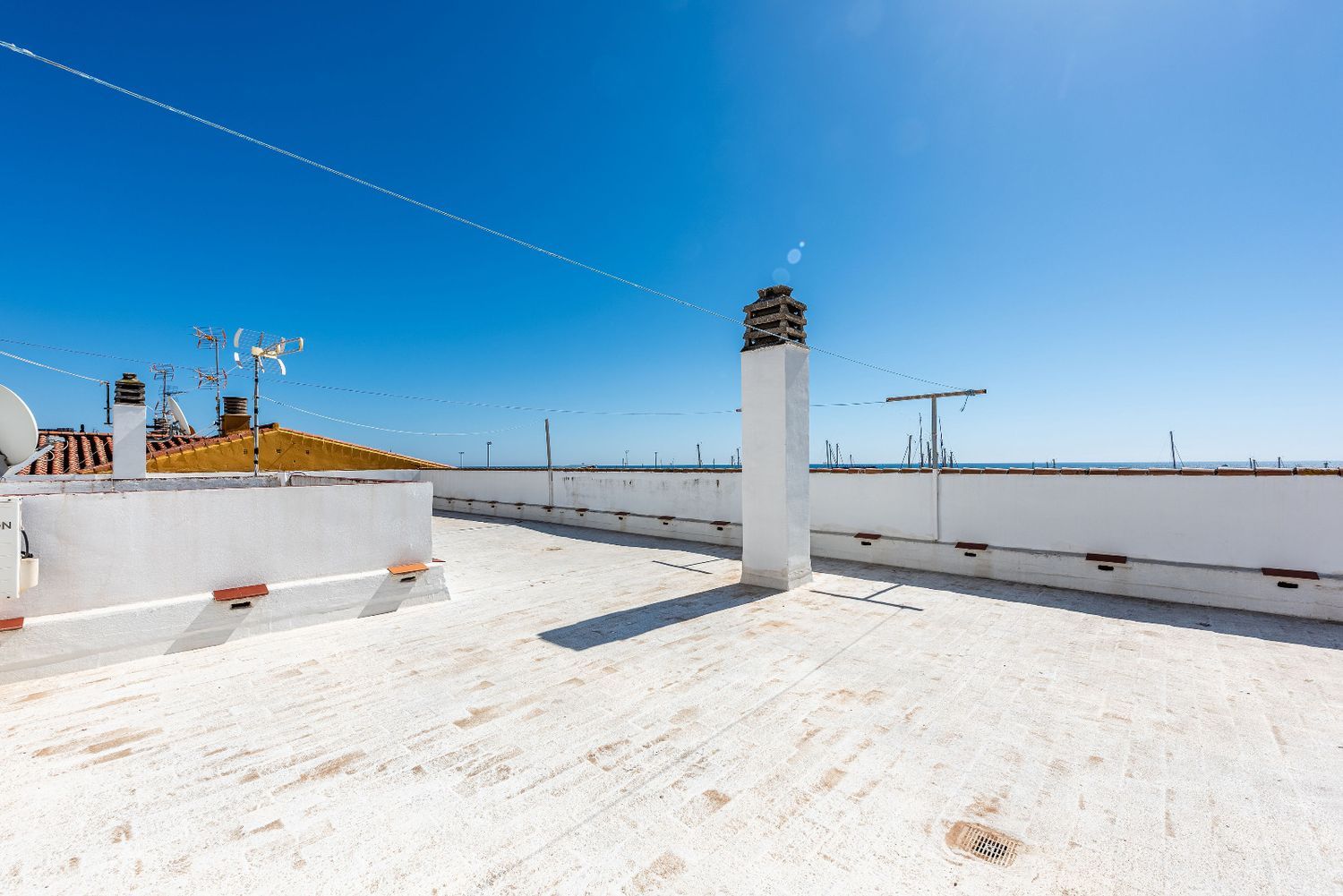 Un hogar luminoso, espacioso y lleno de posibilidades en una de las zonas más agradables de Caleta de Vélez.