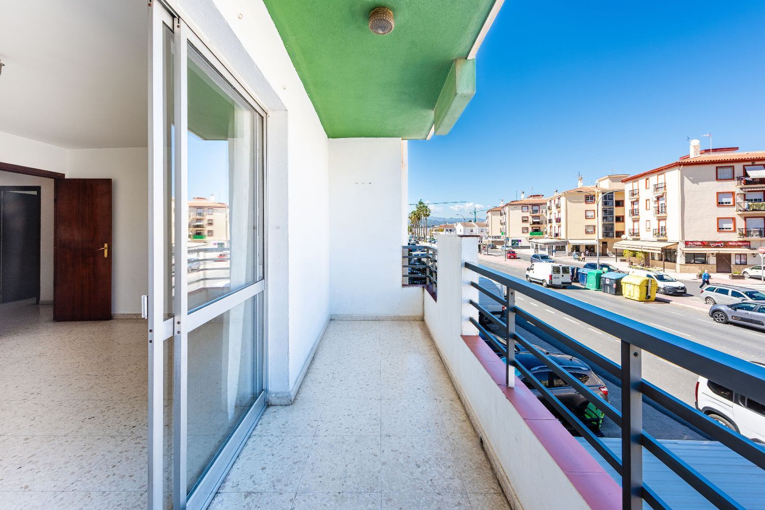 Un hogar luminoso, espacioso y lleno de posibilidades en una de las zonas más agradables de Caleta de Vélez.