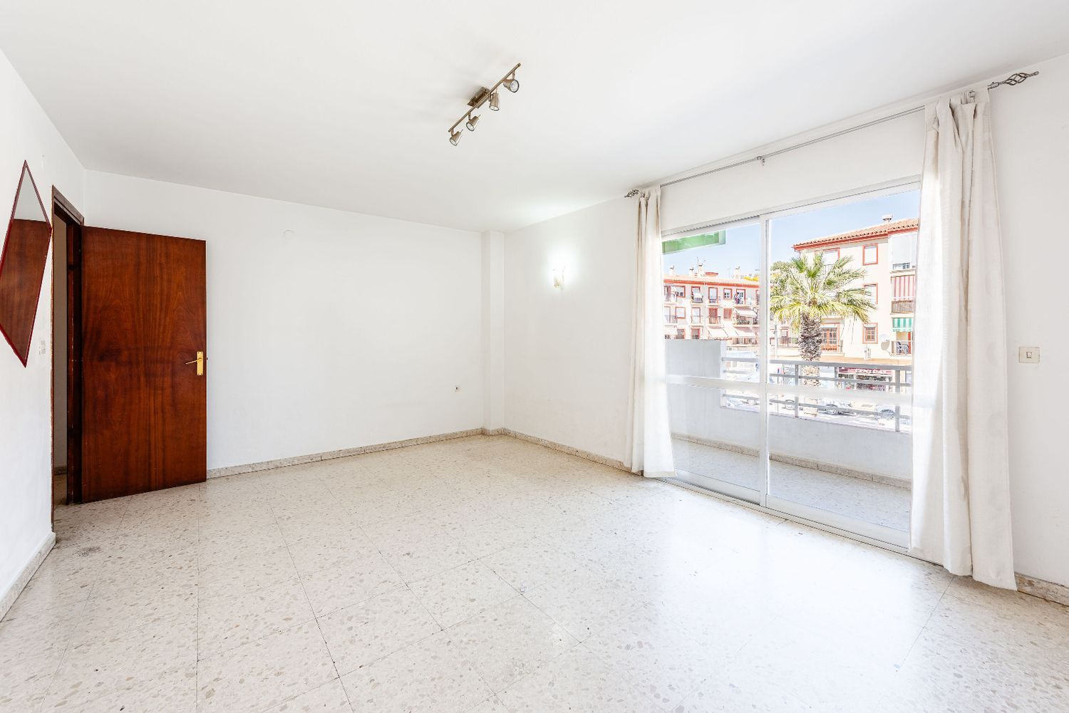 Un hogar luminoso, espacioso y lleno de posibilidades en una de las zonas más agradables de Caleta de Vélez.