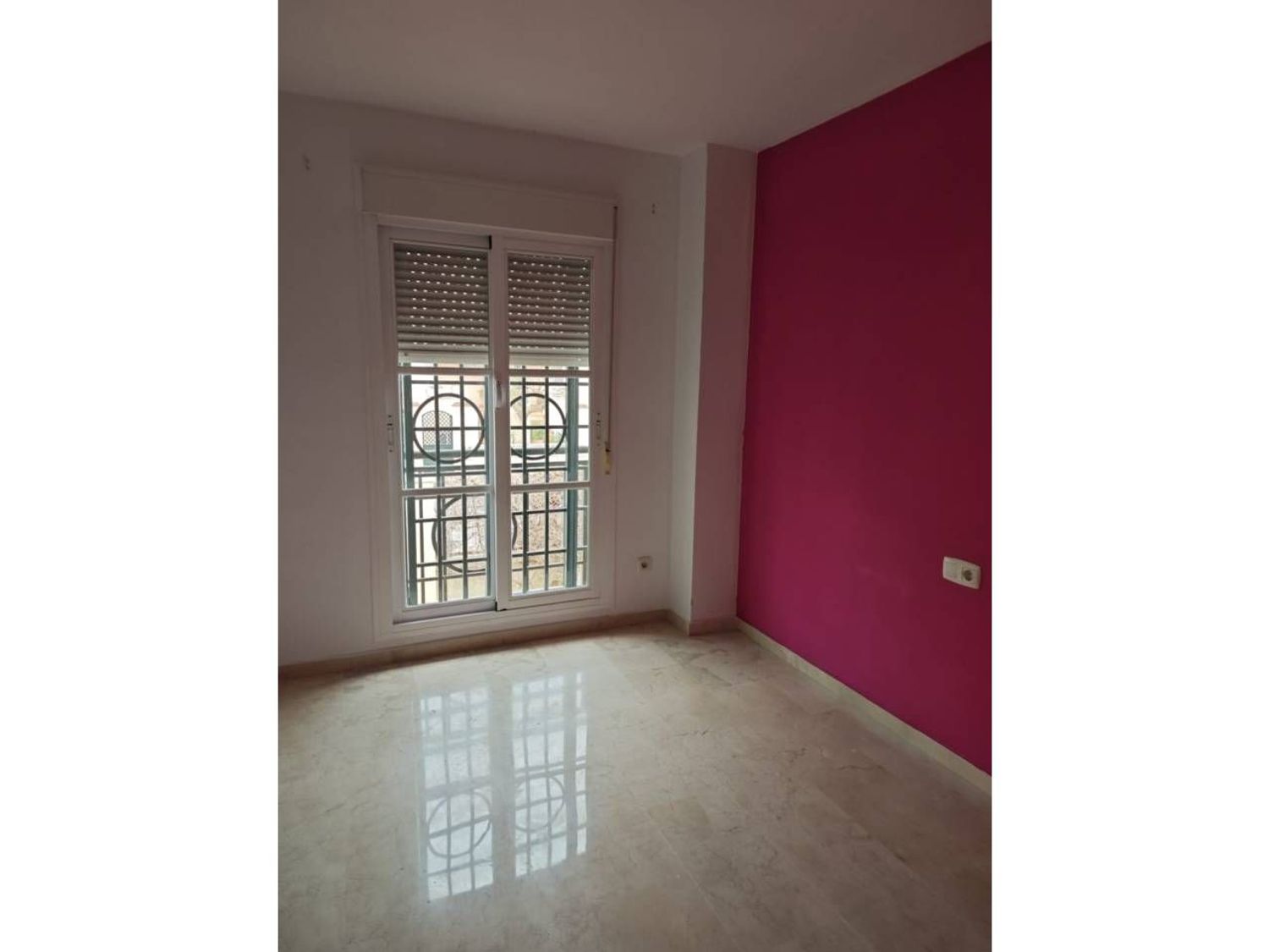 Jasny, przestronny dom pełen możliwości w jednej z najprzyjemniejszych części Caleta de Vélez.