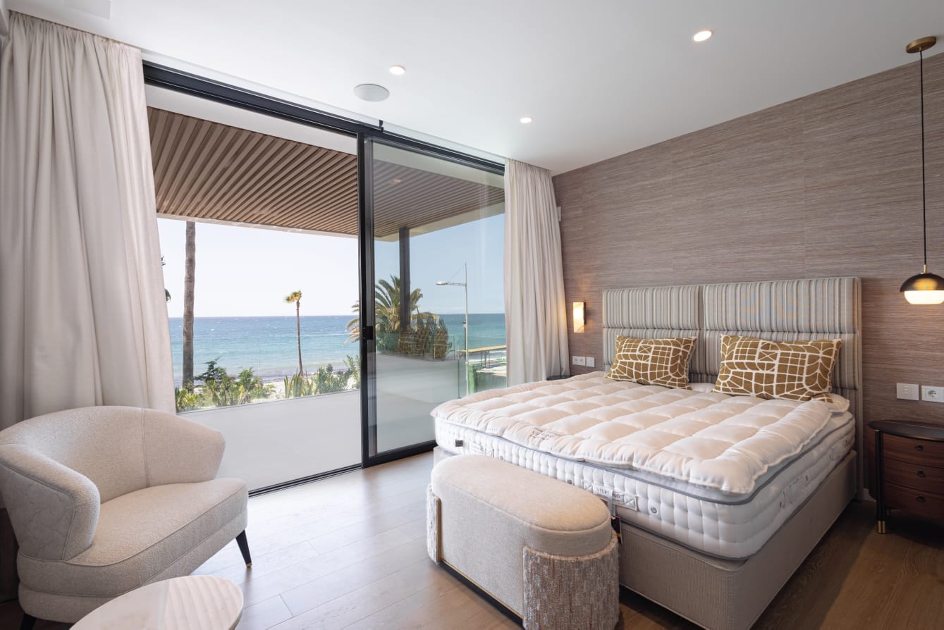Exclusiva villa de lujo en primera línea de playa en Cortijo Blanco, Marbella