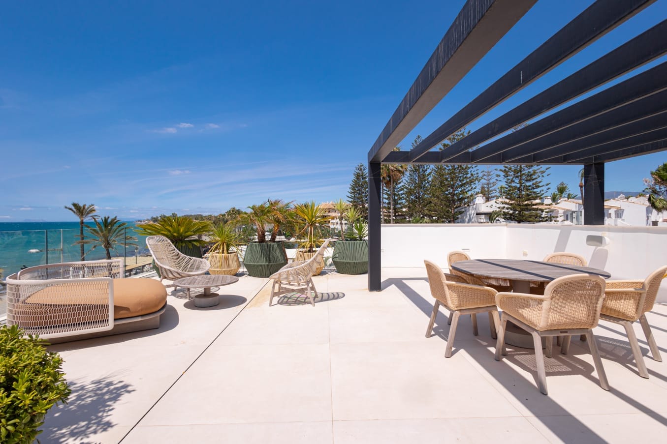 Exclusiva villa de lujo en primera línea de playa en Cortijo Blanco, Marbella