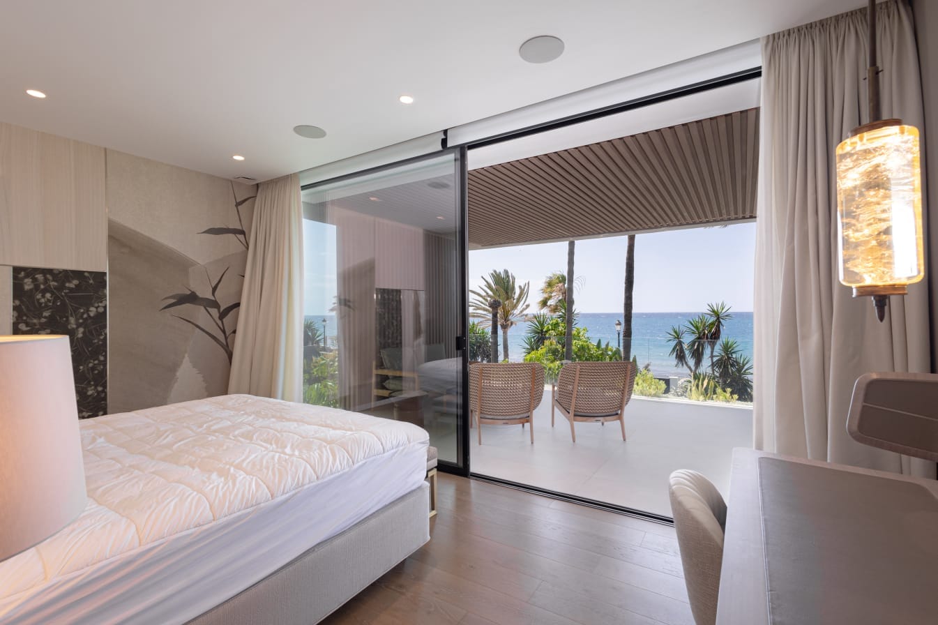 Exclusiva villa de lujo en primera línea de playa en Cortijo Blanco, Marbella