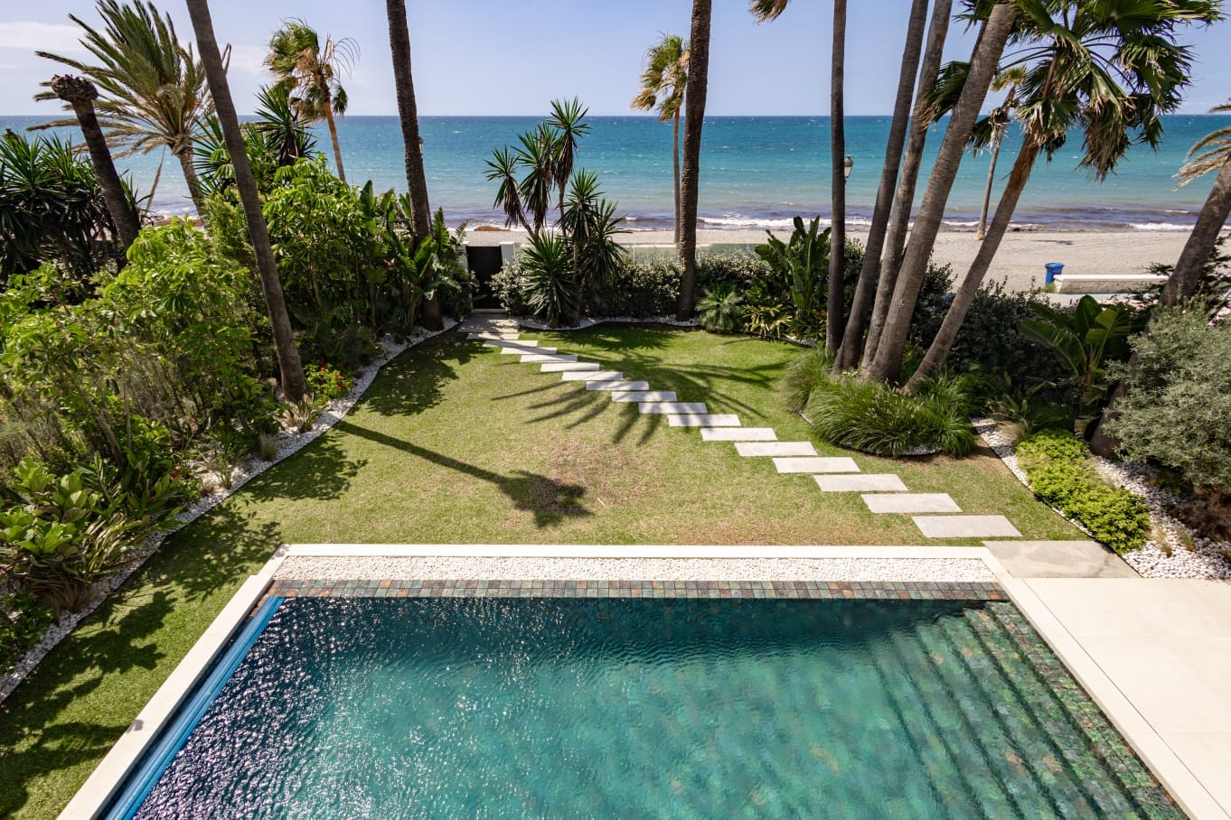 Exclusiva villa de lujo en primera línea de playa en Cortijo Blanco, Marbella