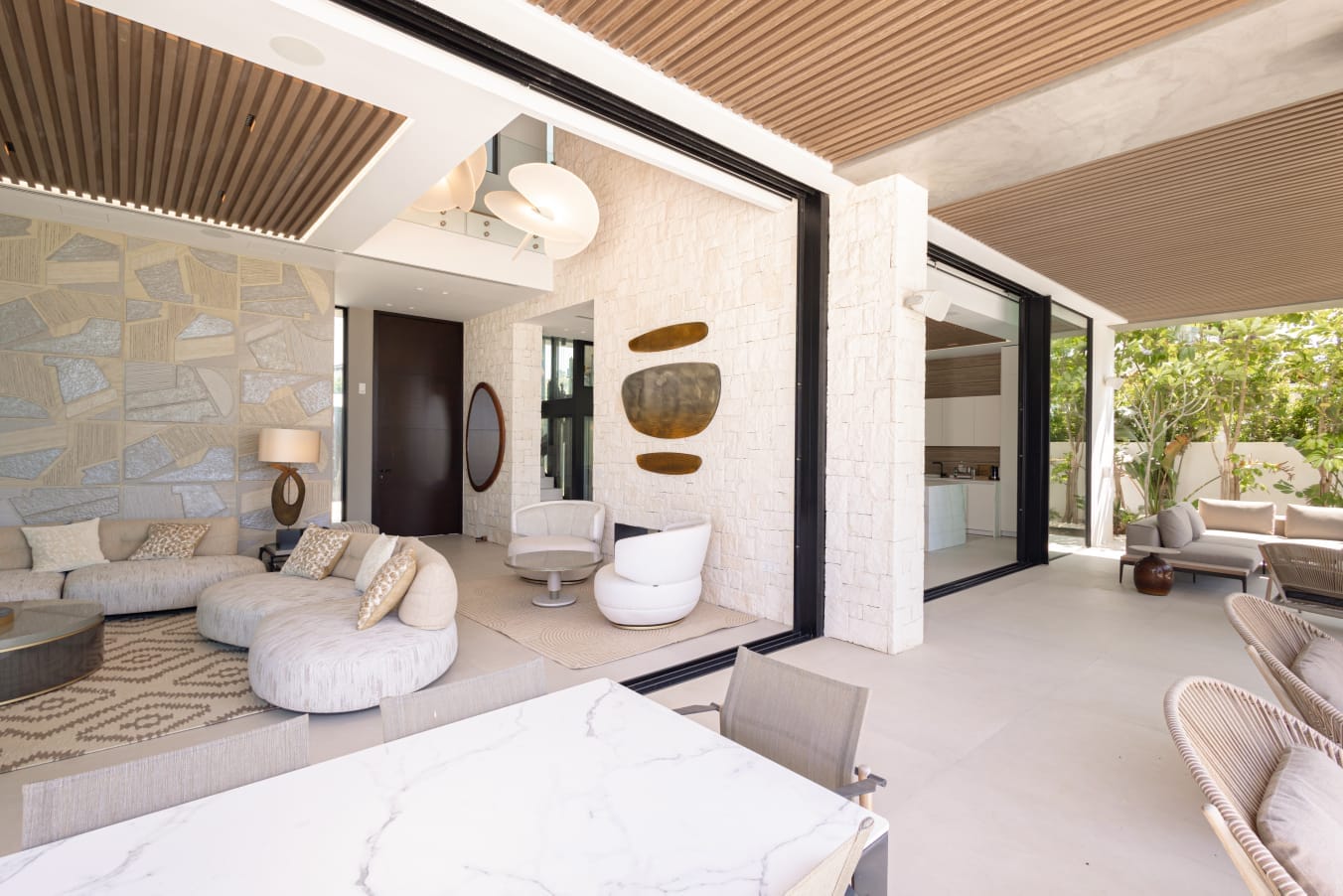Exclusiva villa de lujo en primera línea de playa en Cortijo Blanco, Marbella
