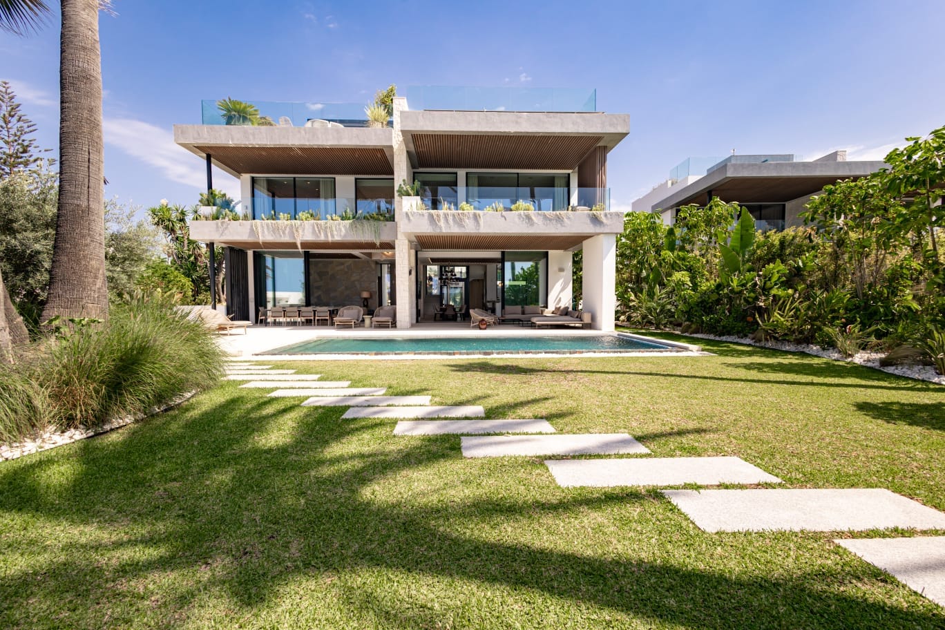 Exclusiva villa de lujo en primera línea de playa en Cortijo Blanco, Marbella