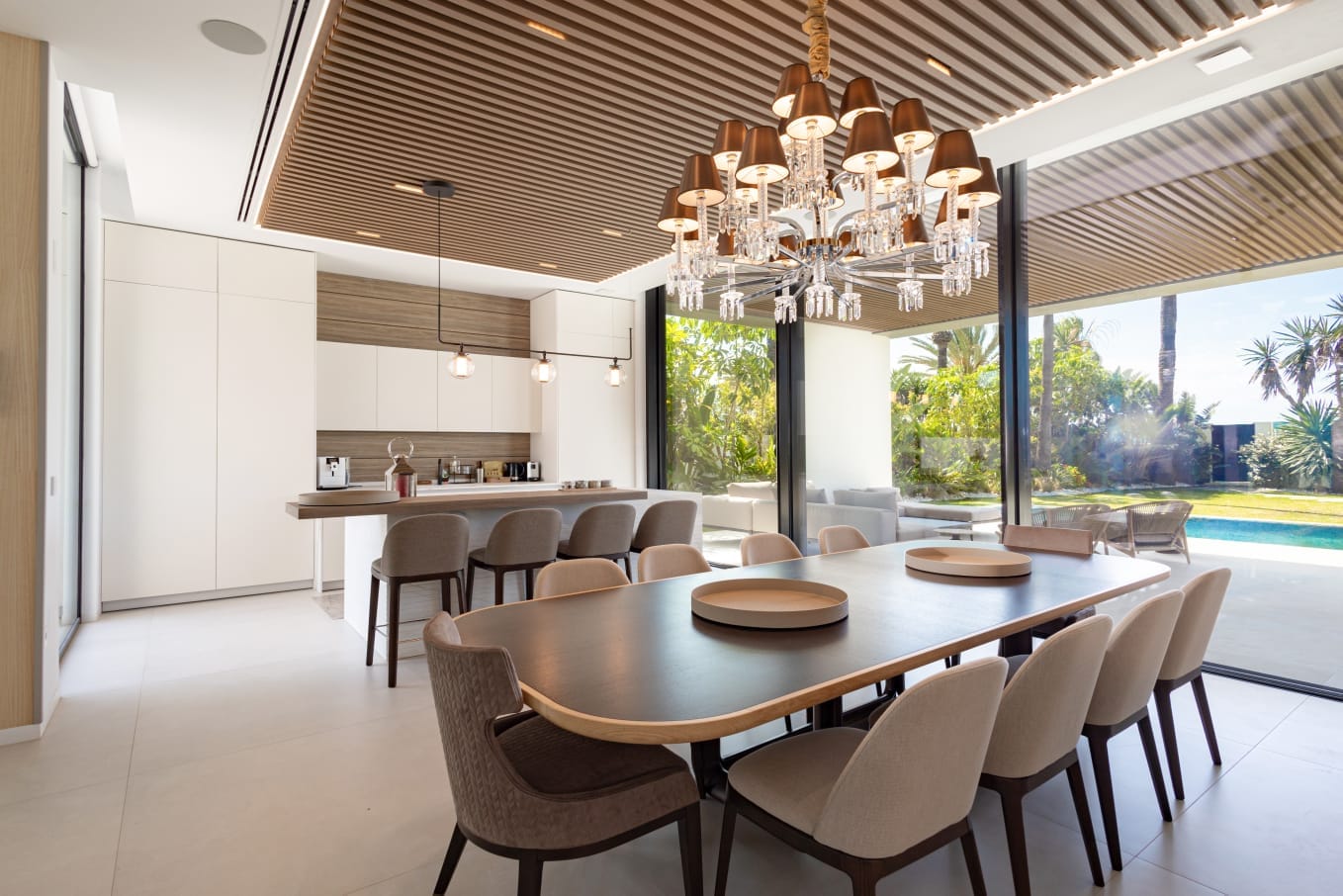 Exclusiva villa de lujo en primera línea de playa en Cortijo Blanco, Marbella