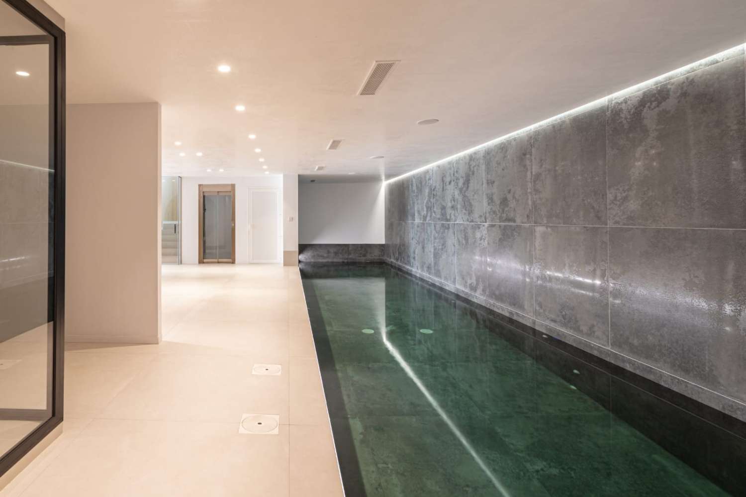 Exclusiva villa de lujo en primera línea de playa en Cortijo Blanco, Marbella