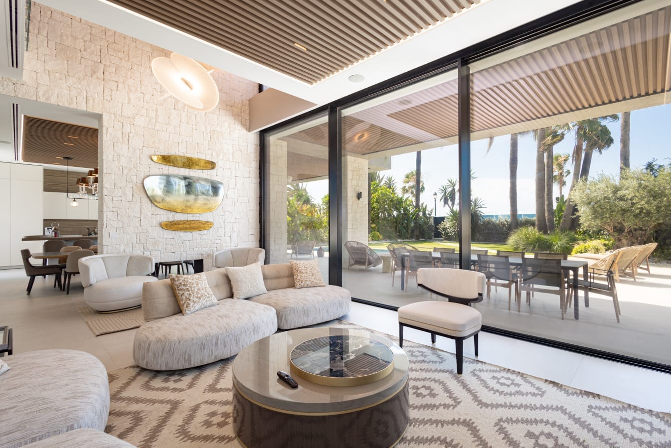 Exclusiva villa de lujo en primera línea de playa en Cortijo Blanco, Marbella