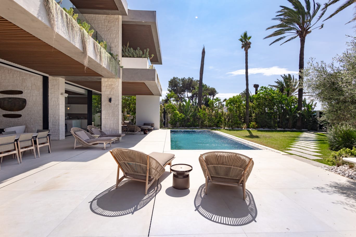 Exclusiva villa de lujo en primera línea de playa en Cortijo Blanco, Marbella