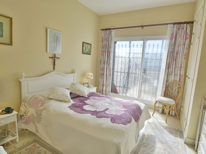 Elegante apartamento de 2 dormitorios en Los Patios de Santa María Golf, Elviria – Marbella