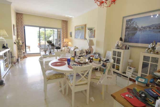 Elegante apartamento de 2 dormitorios en Los Patios de Santa María Golf, Elviria – Marbella