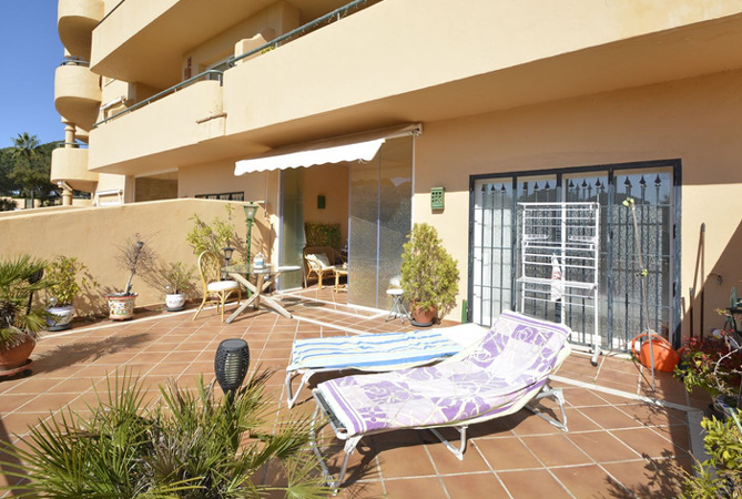 Elegante apartamento de 2 dormitorios en Los Patios de Santa María Golf, Elviria – Marbella
