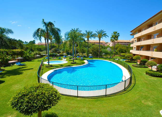 Elegante apartamento de 2 dormitorios en Los Patios de Santa María Golf, Elviria – Marbella