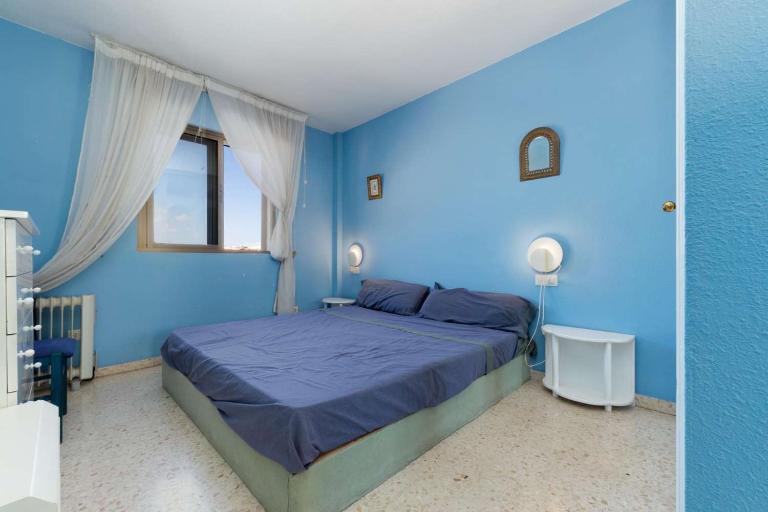 AMPLIO PISO DE 3 DORMITORIOS CON TERRAZA Y VISTAS, FUENGIROLA