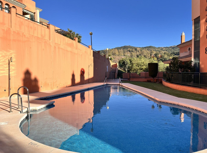 ELEGANTE APARTAMENTO EN PRIMERA LÍNEA DE GOLF – ELVIRIA, MARBELLA