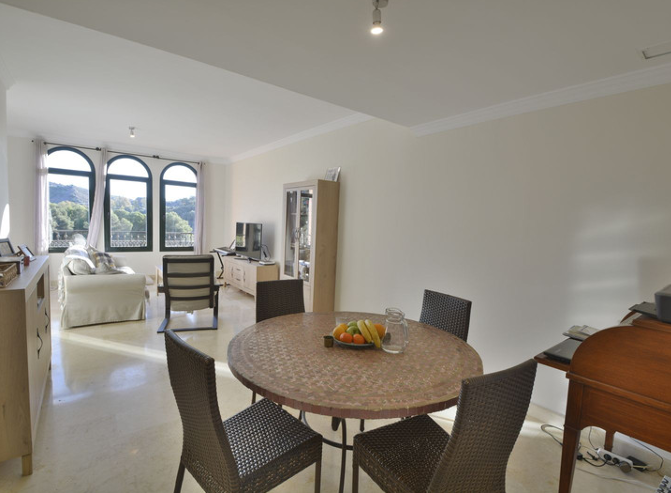 ELEGANTE APARTAMENTO EN PRIMERA LÍNEA DE GOLF – ELVIRIA, MARBELLA
