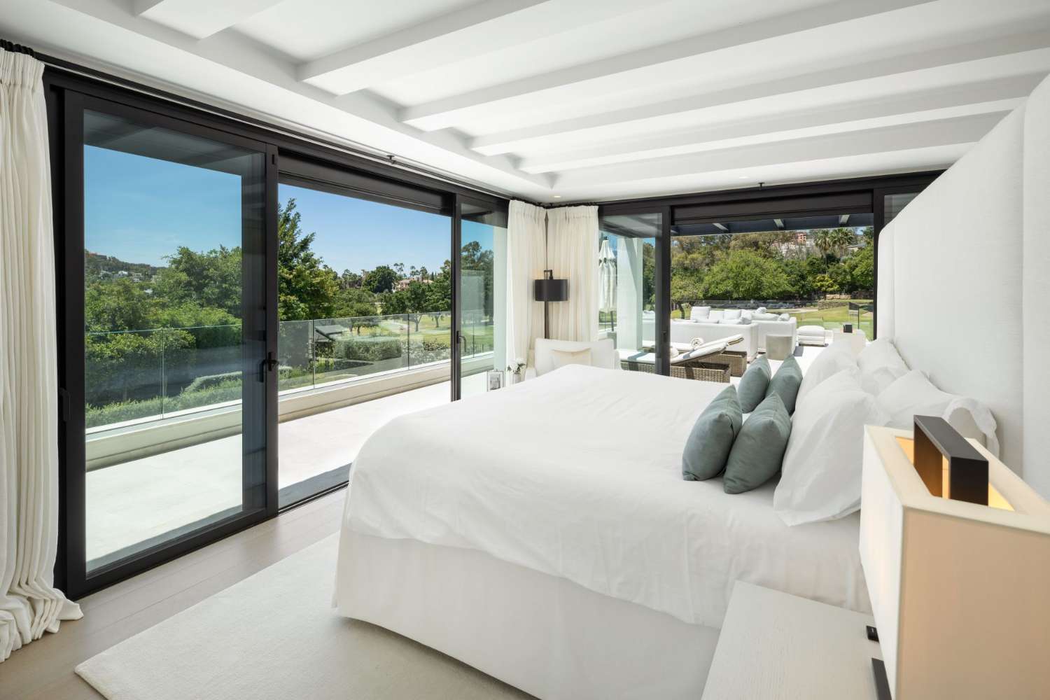 Esta villa es el equilibrio perfecto entre un estilo de vida tranquilo y la proximidad a la vibrante vida social de Marbella