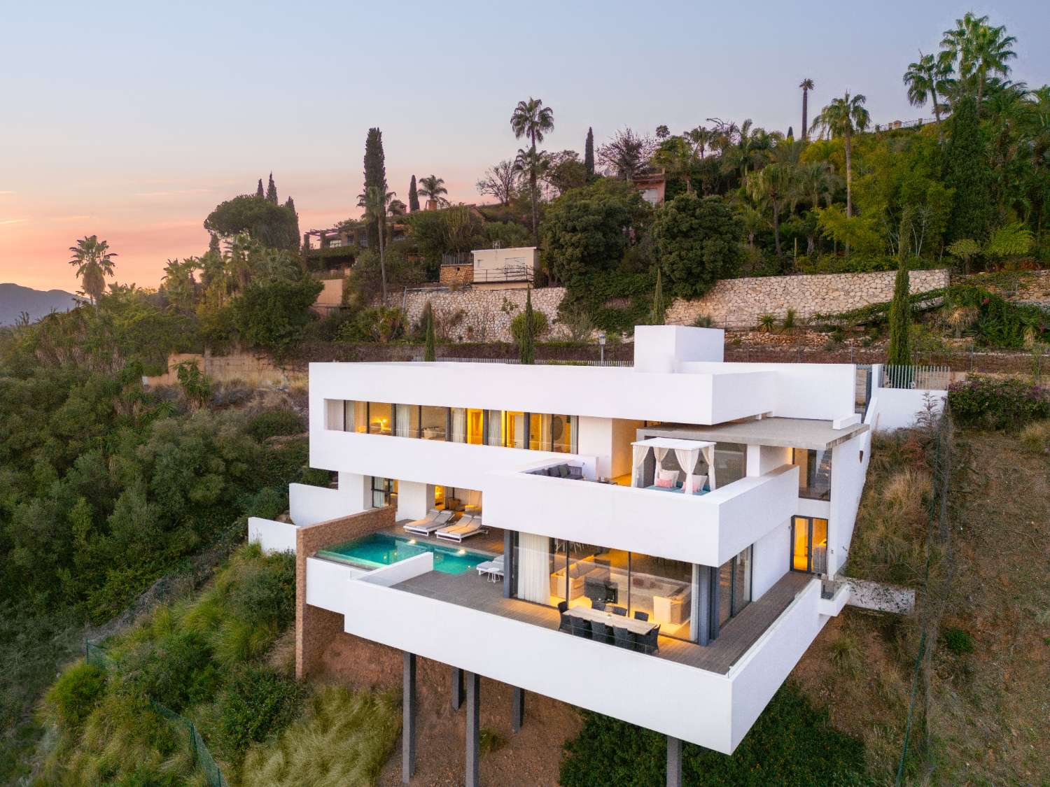 Es una espectacular villa moderna con una ubicación privilegiada en la comunidad cerrada en La Quinta
