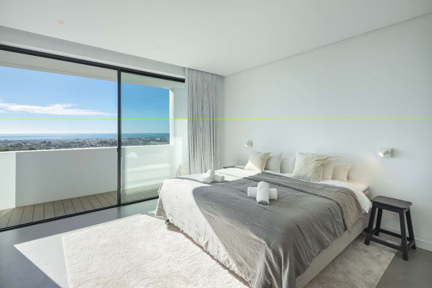 Es una espectacular villa moderna con una ubicación privilegiada en la comunidad cerrada en La Quinta