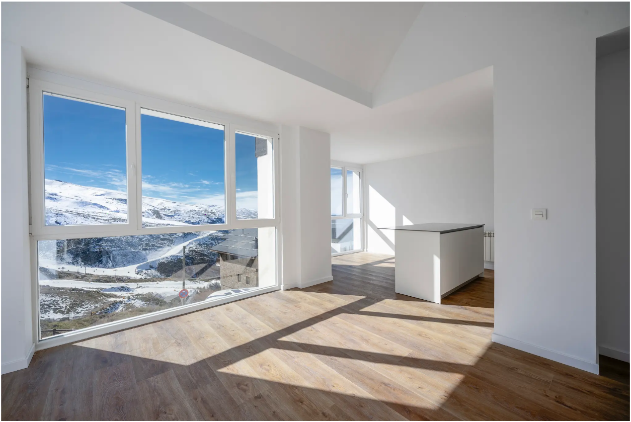 Es uno de los pocos complejos de obra nueva en Sierra Nevada. Un refugo único, donde la nieve teje experiencias inolvidables