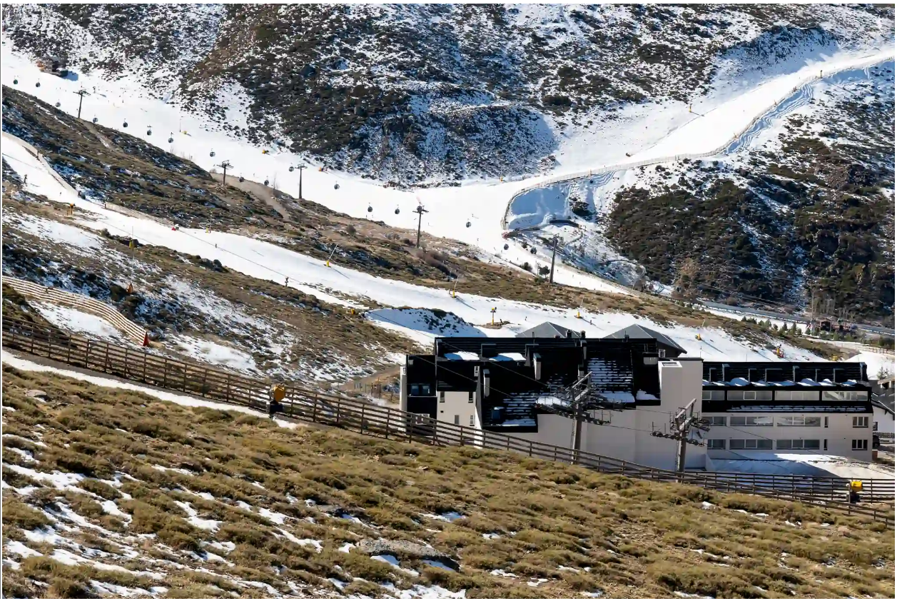 Es uno de los pocos complejos de obra nueva en Sierra Nevada. Un refugo único, donde la nieve teje experiencias inolvidables