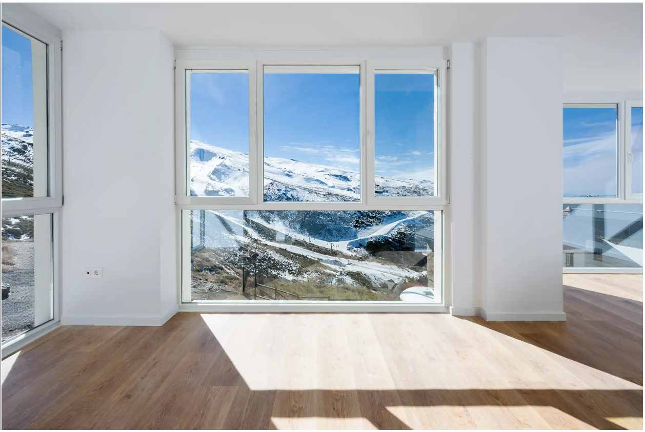 Es uno de los pocos complejos de obra nueva en Sierra Nevada. Un refugo único, donde la nieve teje experiencias inolvidables