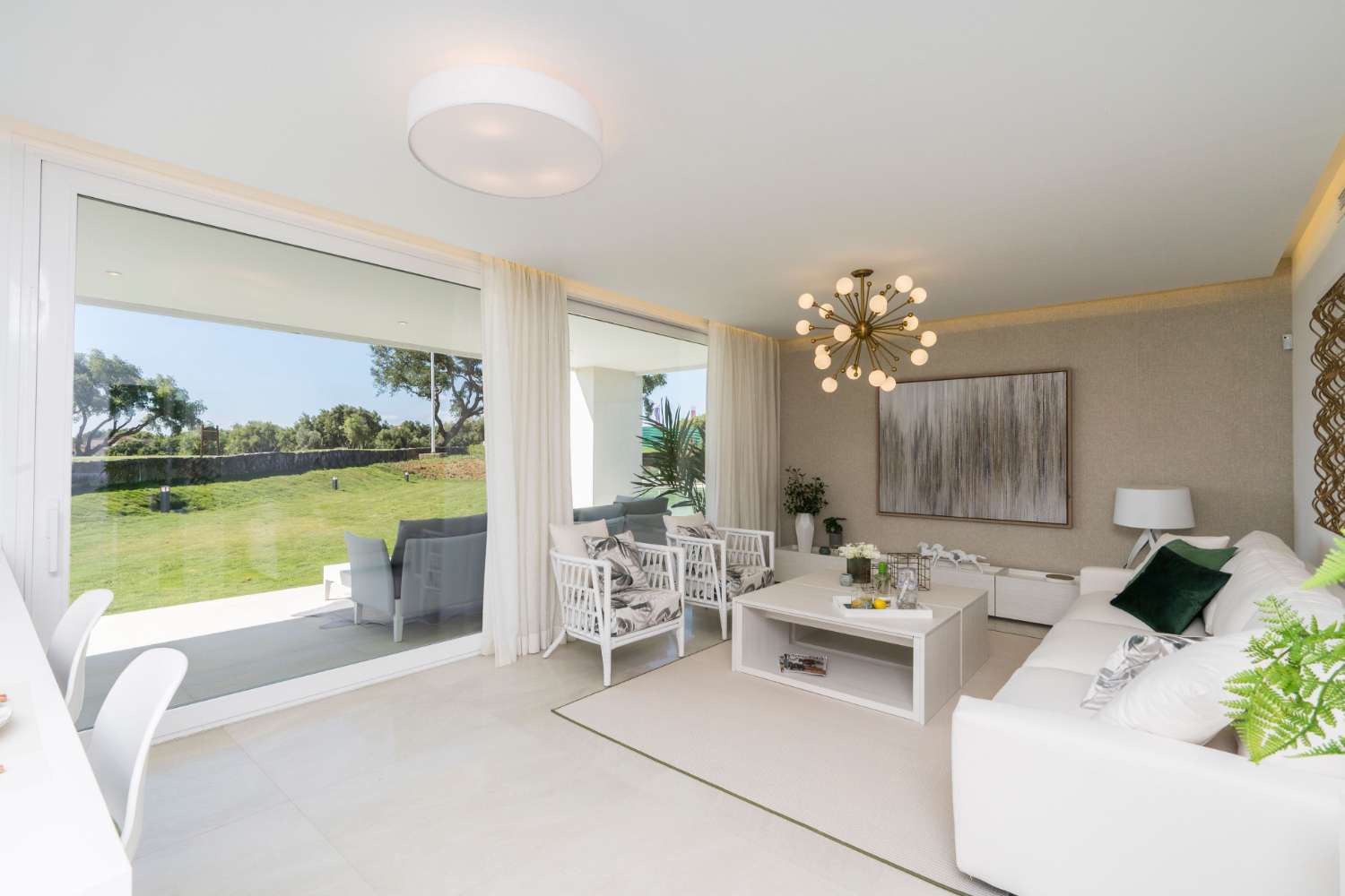 Sotogrande, un enclave que evoca lujo y distinción, ofrece un entorno incomparable para tu hogar