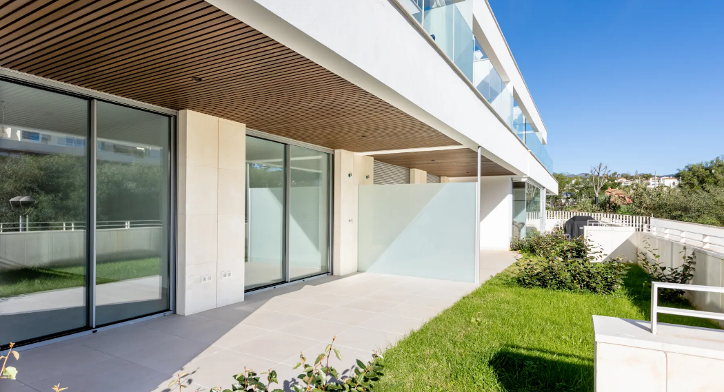 Rzut kamieniem od morza w Elviria Playa, apartament na parterze w Marbelli