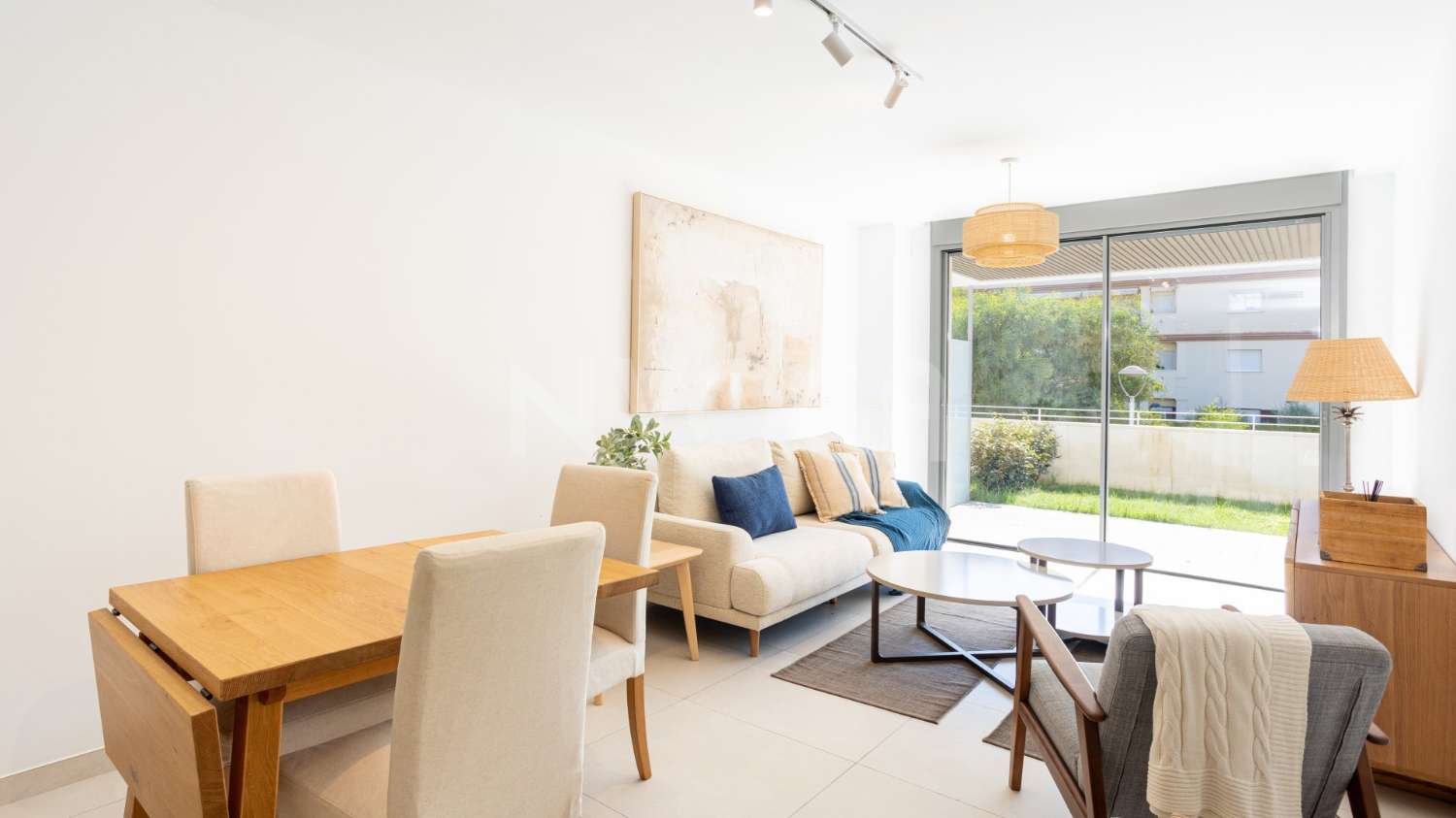 Rzut kamieniem od morza w Elviria Playa, apartament na parterze w Marbelli