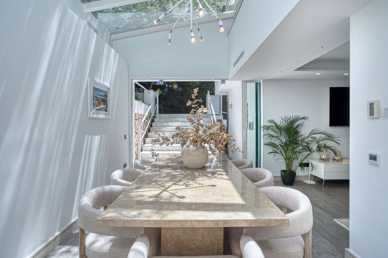 Modern villa med sex sovrum med havsutsikt belägen i Nueva Andalucía, Marbella