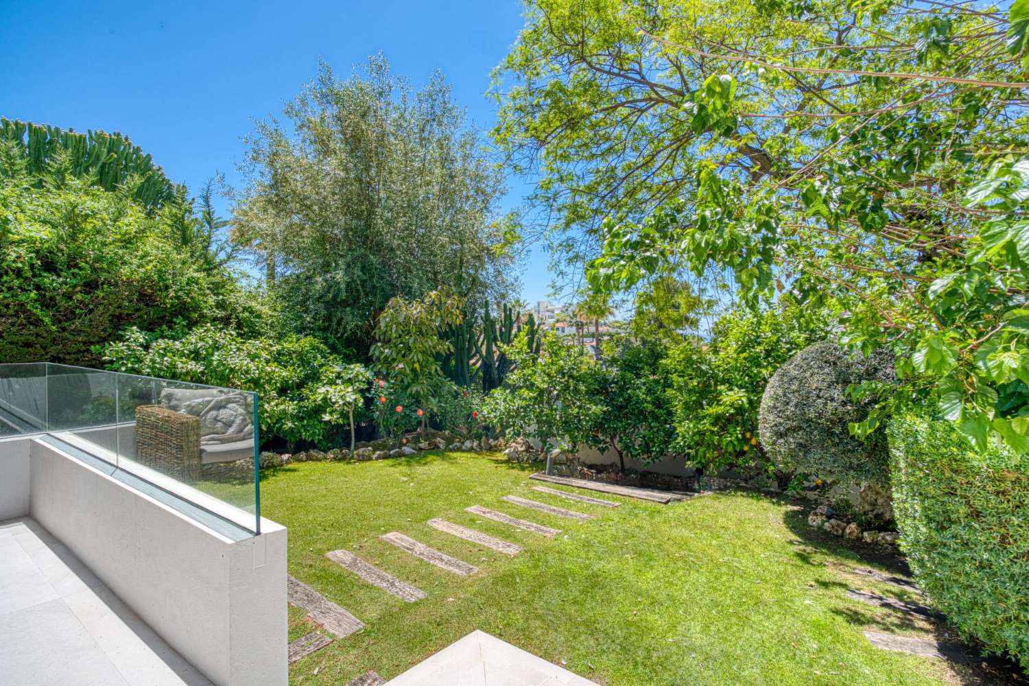 Modern villa med sex sovrum med havsutsikt belägen i Nueva Andalucía, Marbella