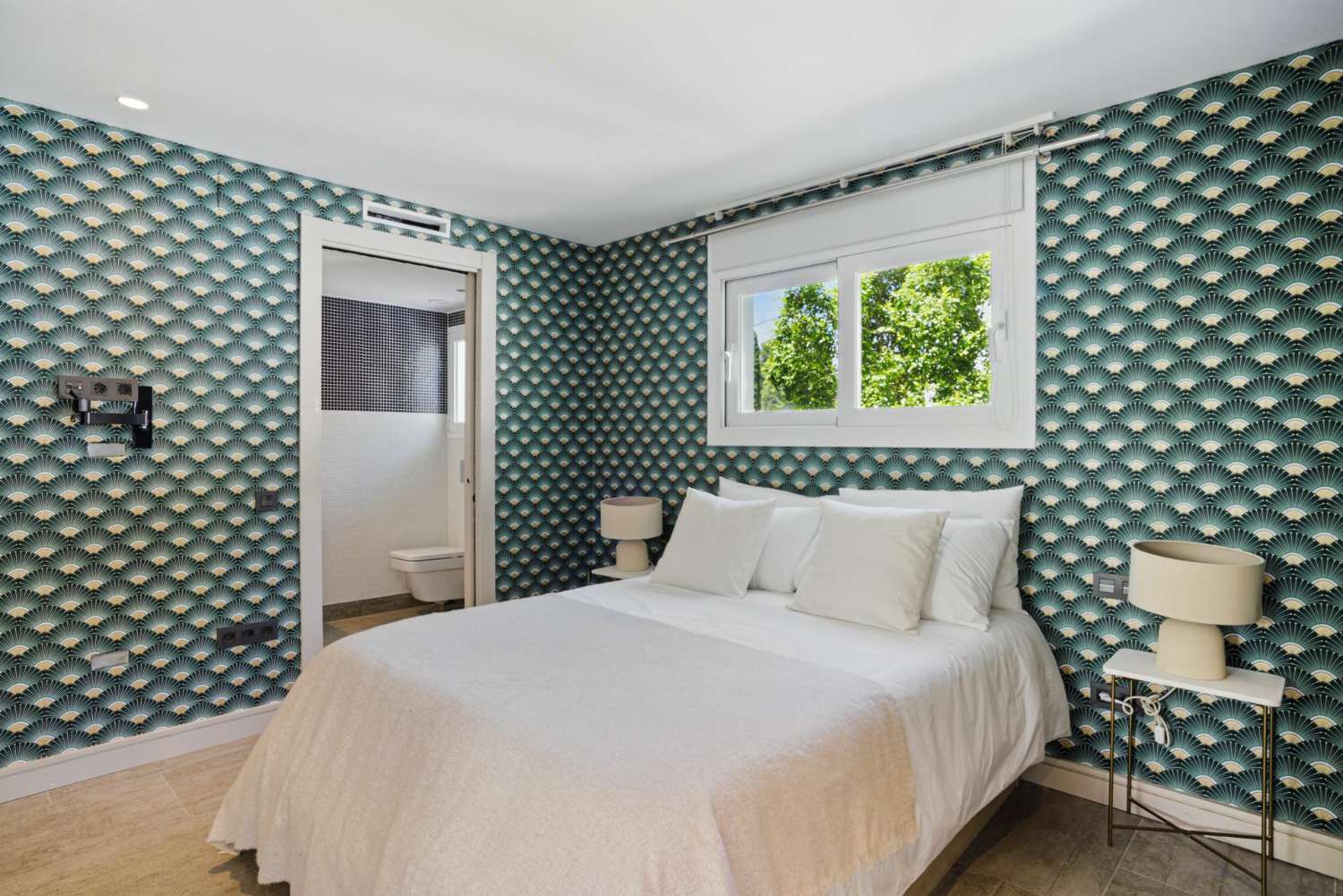 Modern villa med sex sovrum med havsutsikt belägen i Nueva Andalucía, Marbella
