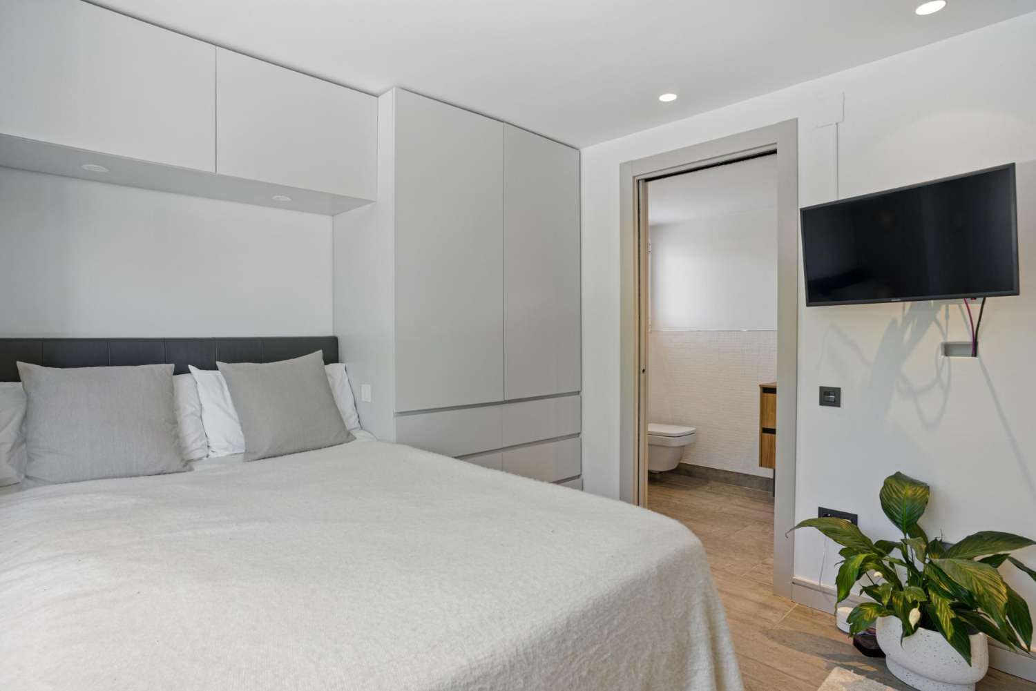 Modern villa med sex sovrum med havsutsikt belägen i Nueva Andalucía, Marbella