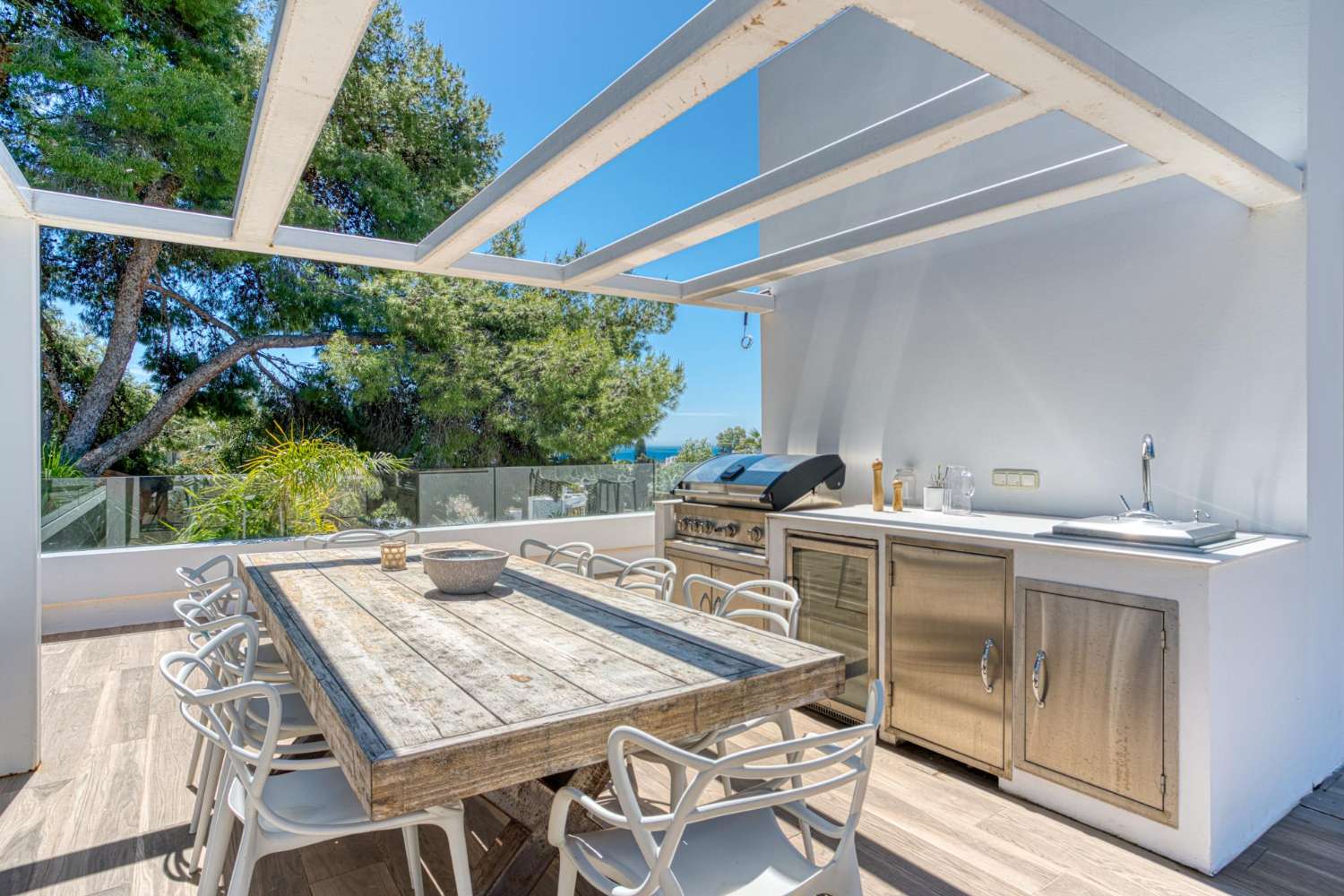 Modern villa med sex sovrum med havsutsikt belägen i Nueva Andalucía, Marbella