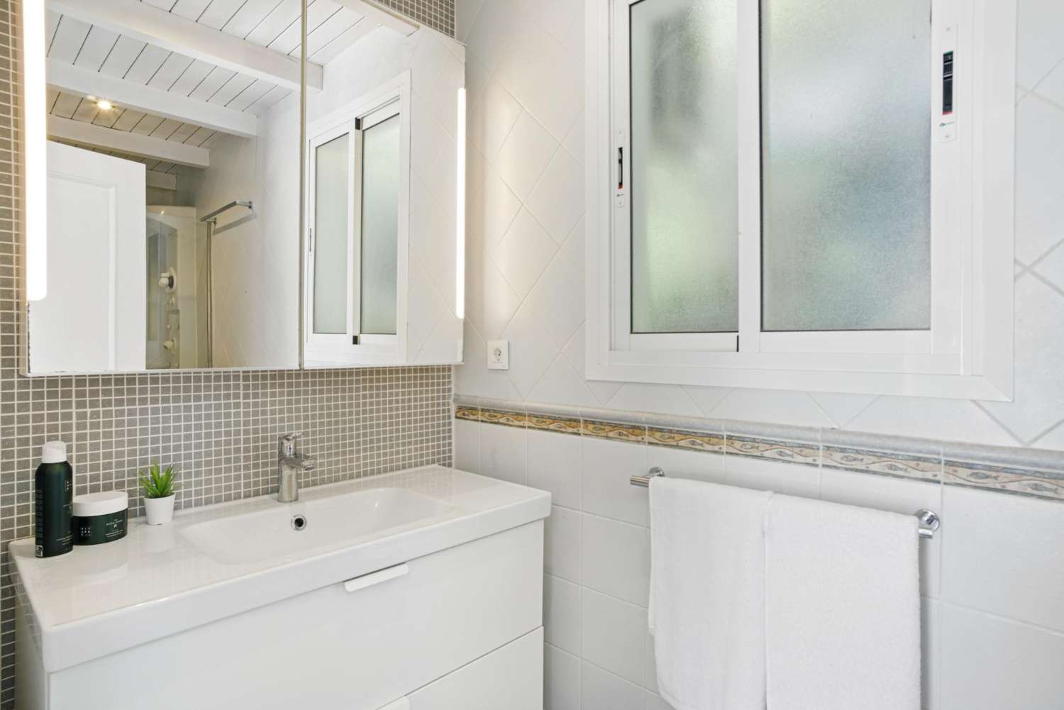 Modern villa med sex sovrum med havsutsikt belägen i Nueva Andalucía, Marbella