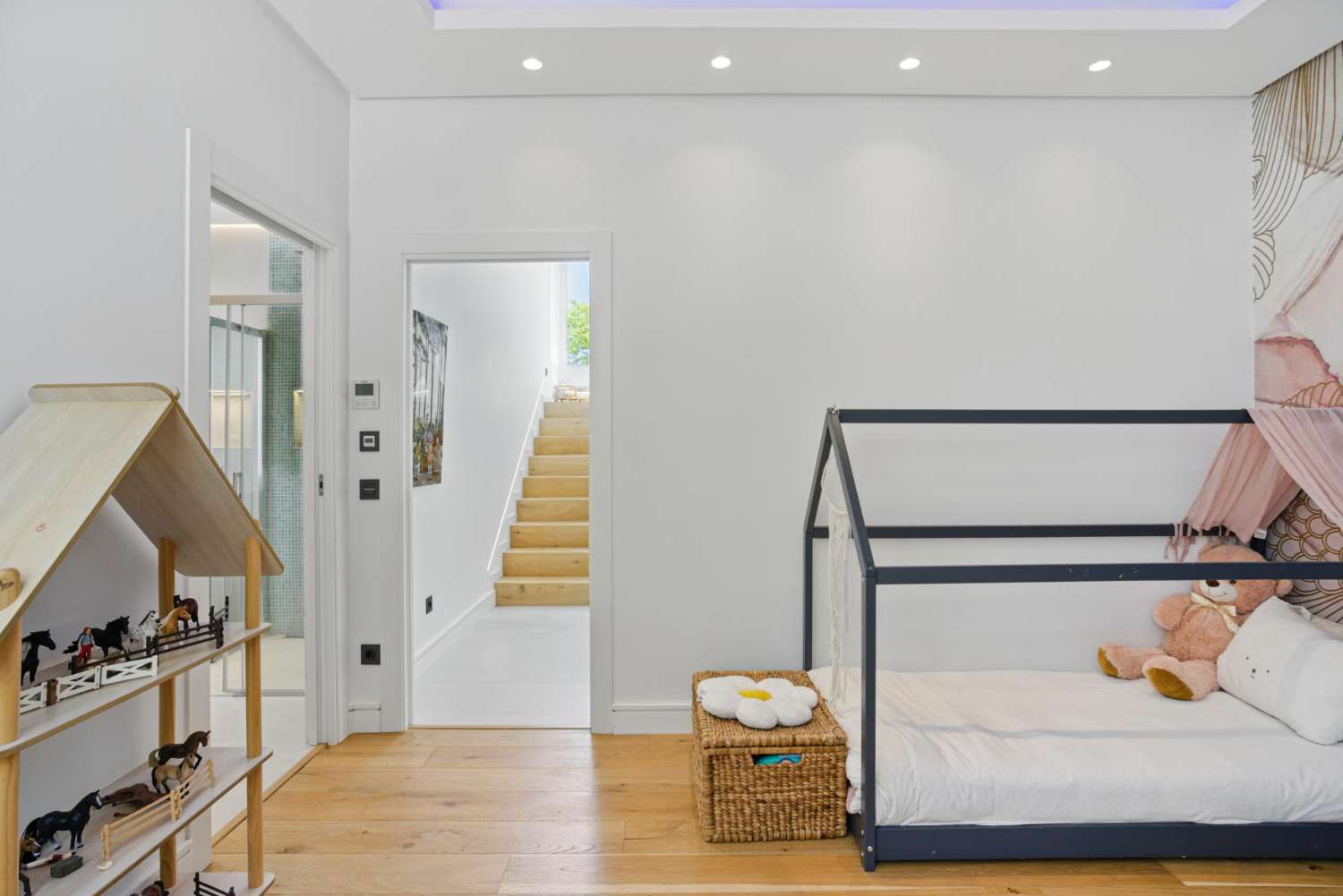 Modern villa med sex sovrum med havsutsikt belägen i Nueva Andalucía, Marbella
